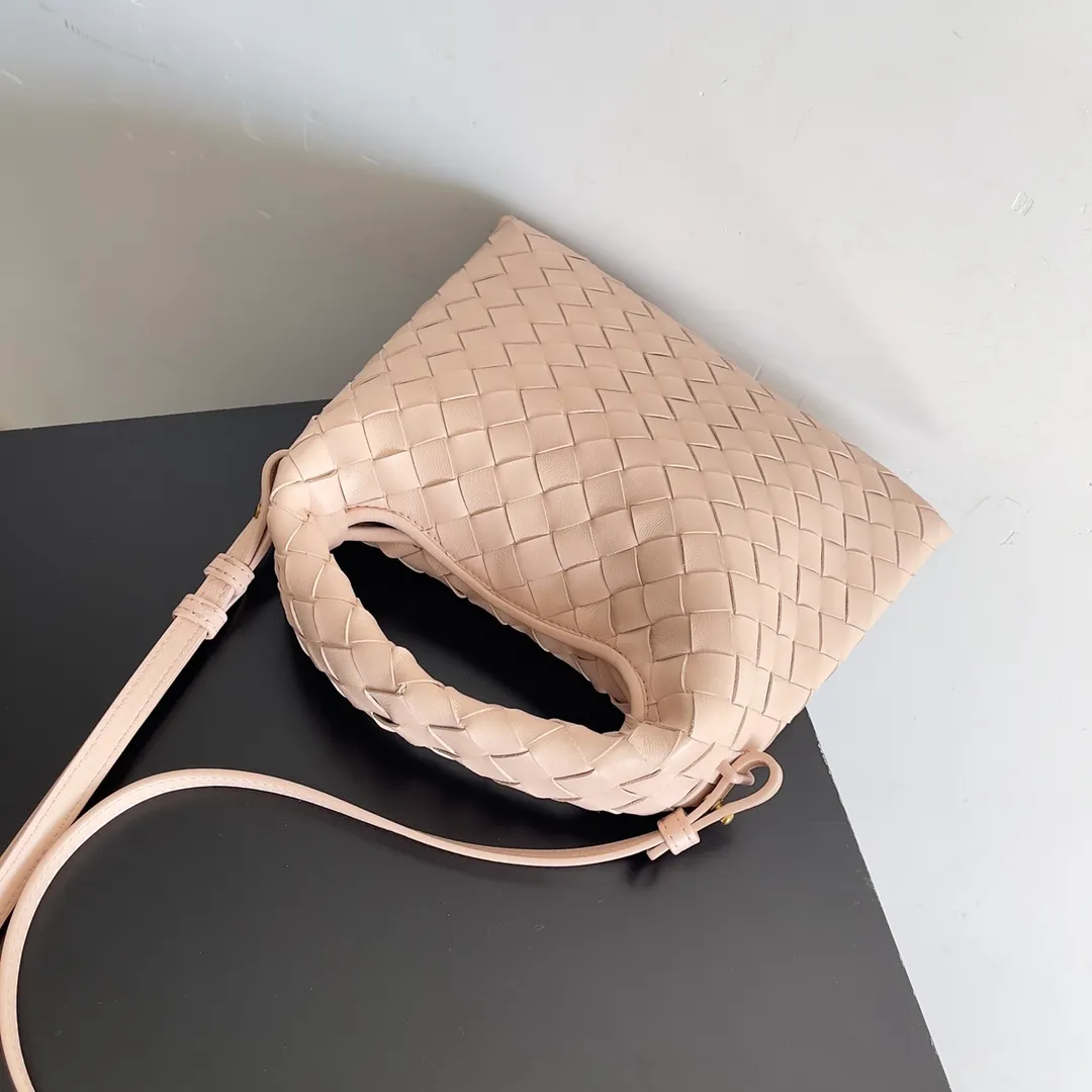 Batch 1400 BV 24 early spring new mini Hop has finally arrived! ! ! The small one is really exquisite and textured, and the calf leather really shows off your temperament! ! ! Its shoulder strap is detachable, so it can be carried by hand or worn cross-body, which is really very practical! Moreover, the 15ProMax mobile phone can also be placed, so there is no need to worry about the problem of not being able to place the mobile phone. 📱 Style number: 777586 Size: 25.5*14.5*11cm
